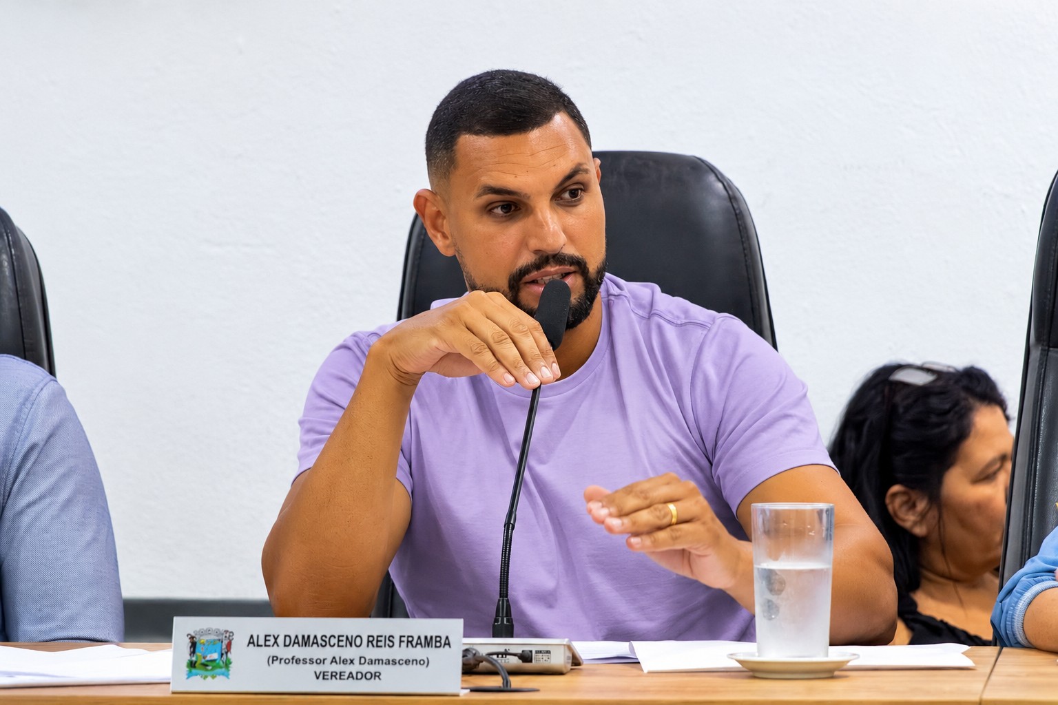 Vereador Professor Alex Damasceno ao microfone.