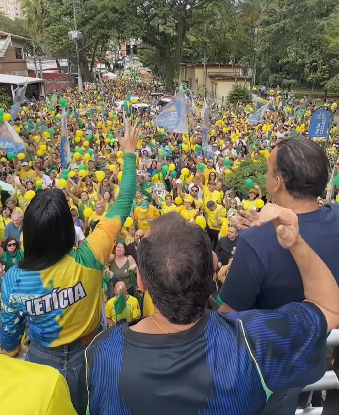 Participantes reunidos durante o ato em São José dos Campos.