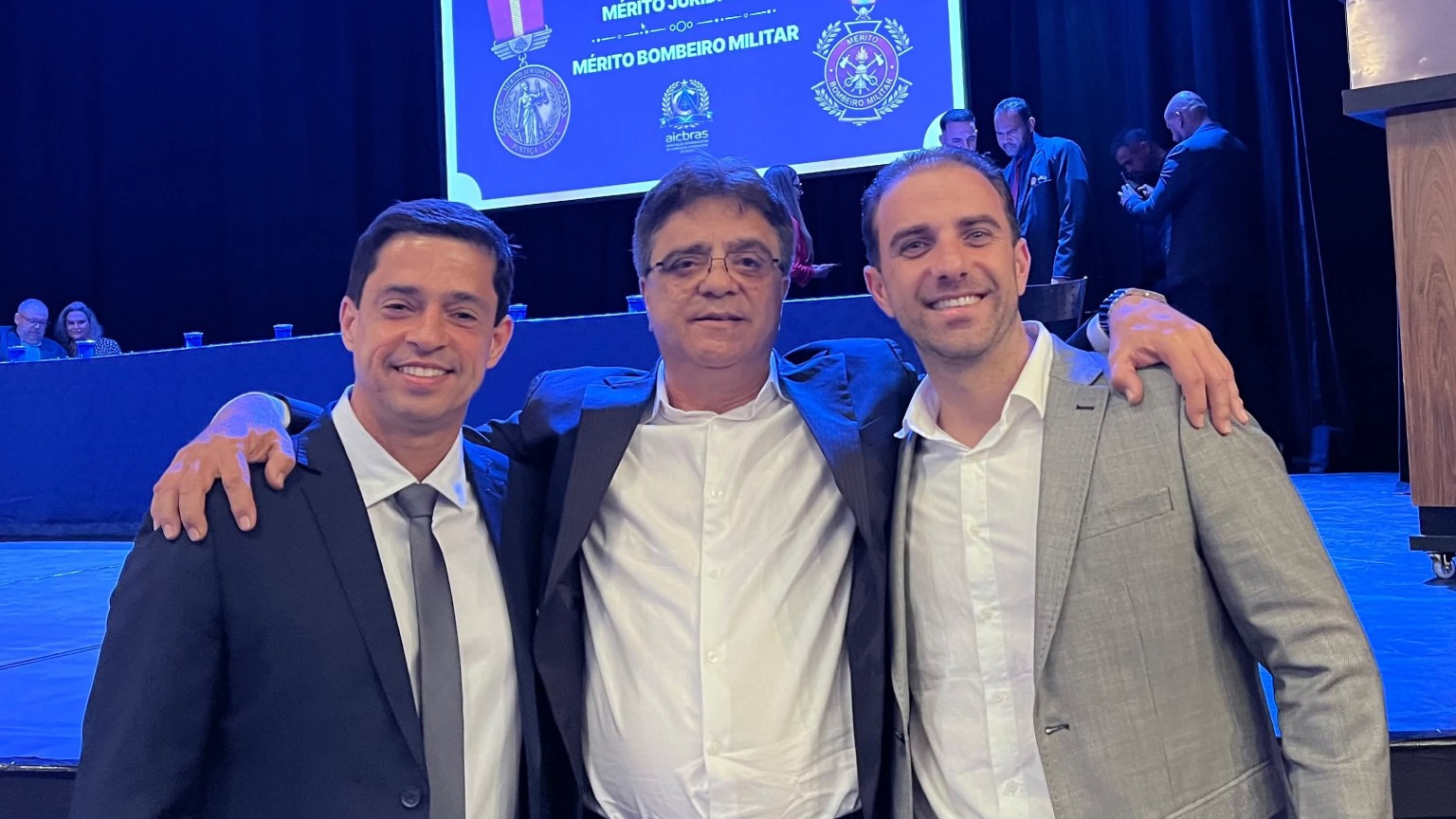 Ex-prefeito de Caraguatatuba, Antonio Carlos recebe Medalha Mérito Bombeiro Militar