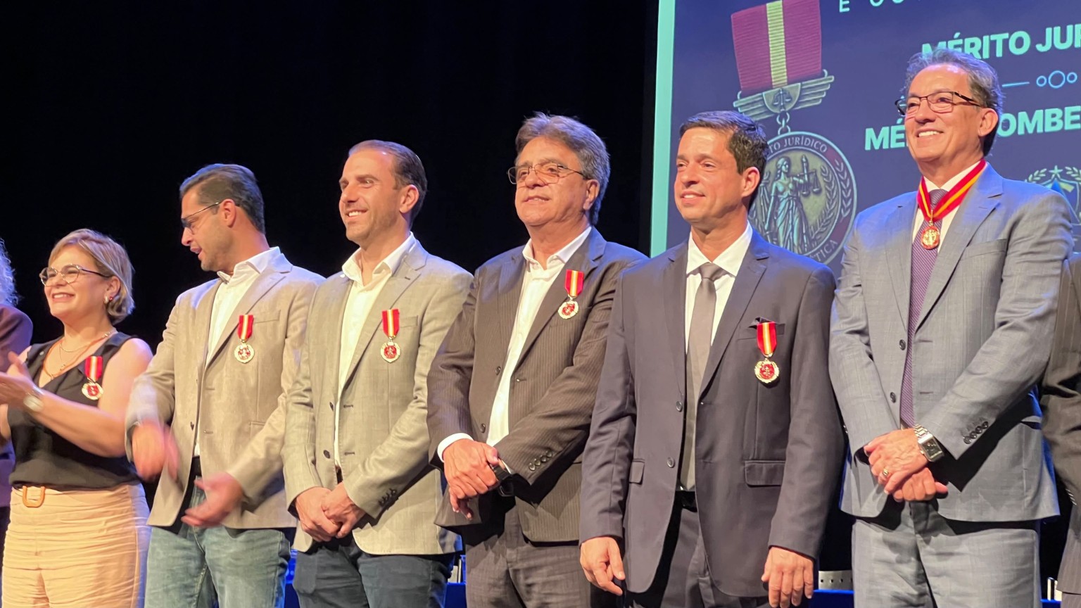 Participantes com medalhas durante a solenidade em São Sebastião