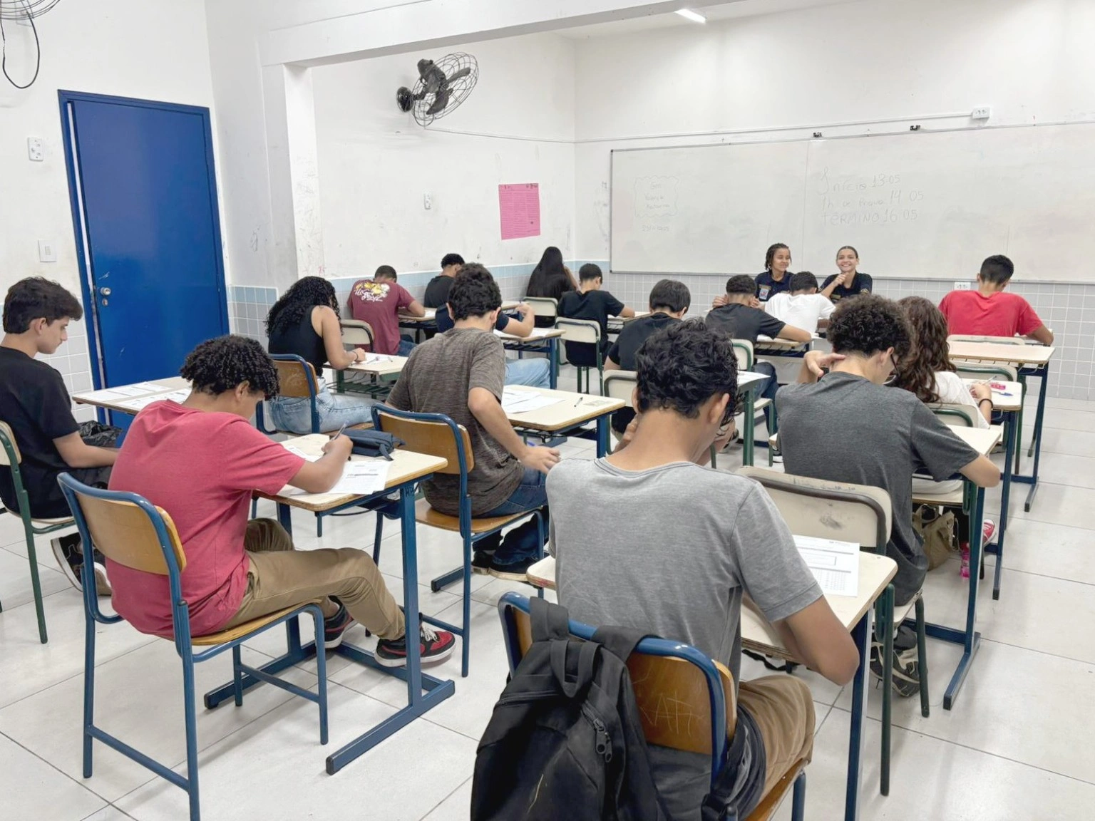 Participantes em atividade de avaliação em sala de aula.