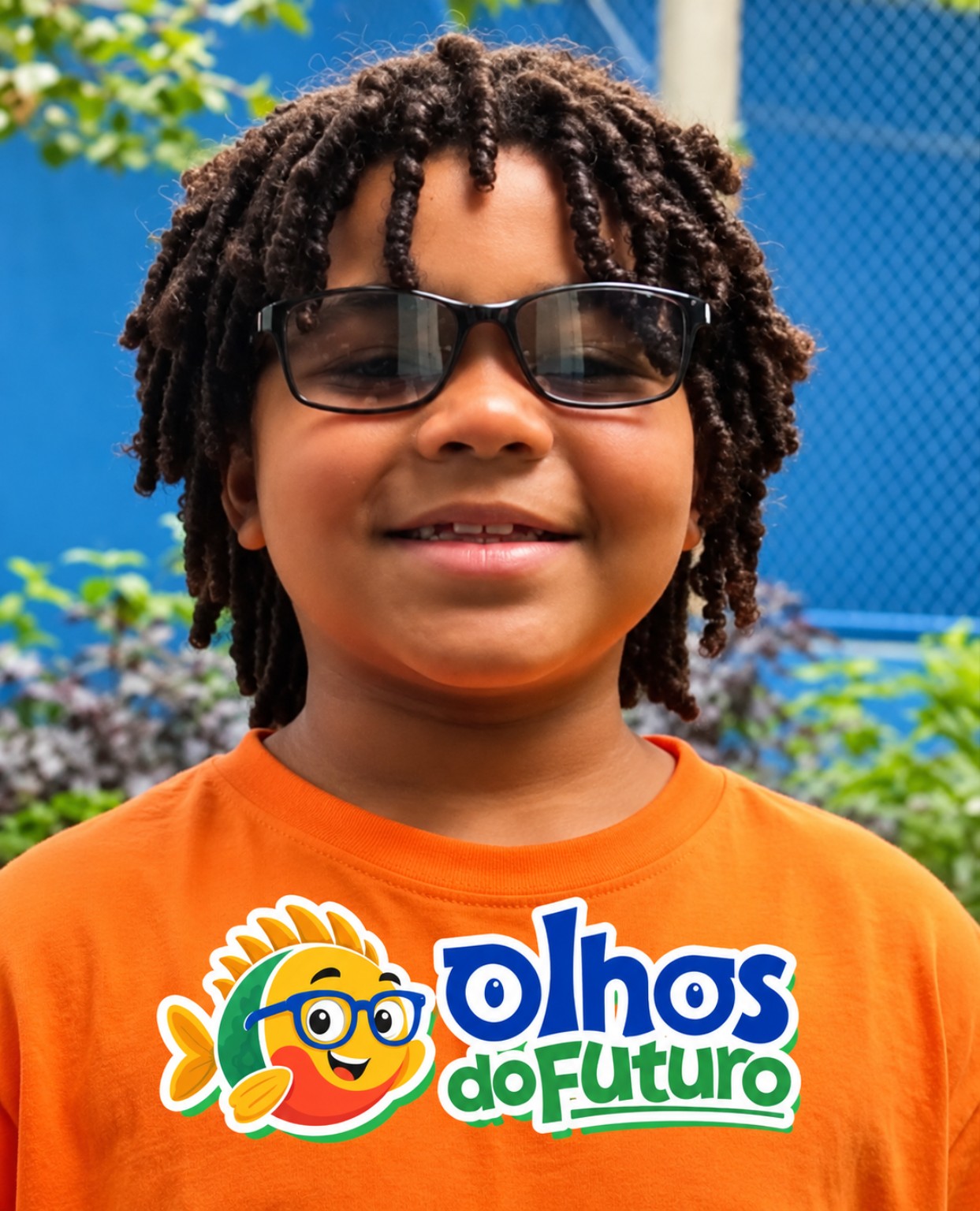 Imagem de divulgação do programa Olhos para o Futuro, com criança usando óculos.