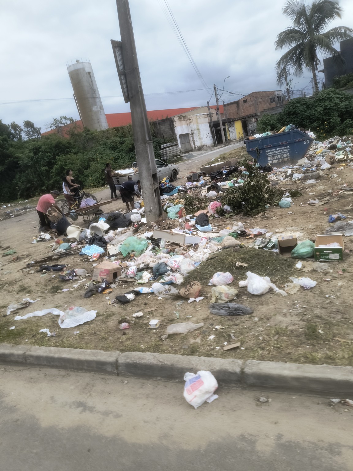 Lixo e restos de madeira espalhados em área atrás do Atacadão, no Travessão