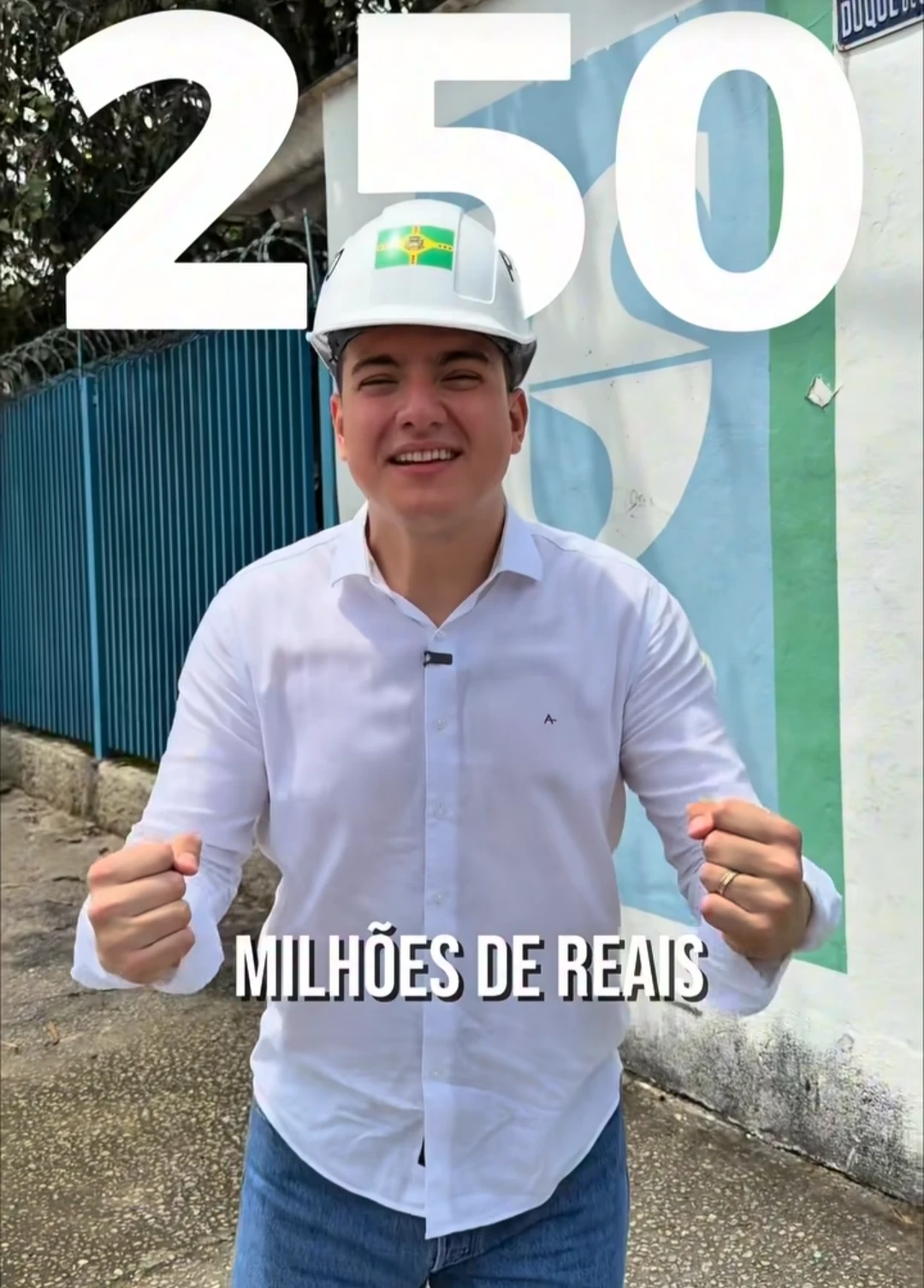 Yan Lopes de capacete em imagem sobre o anúncio de investimento em saneamento